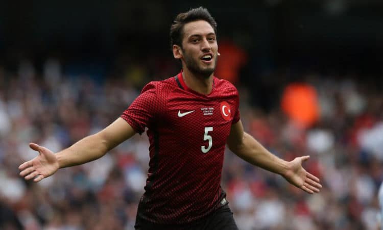 Hakan Calhanoglu feiert das 1:0 gegen England am 22.Mai 2016. / AFP PHOTO / Scott Heppell