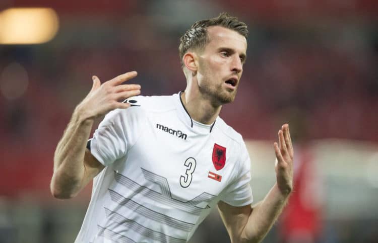 Albanischer Nationalspieler Ermir Lenjani feiert sein 1-2 goal während Freundschaftsspiels Österreich gegen Albania in Wien am 26.März. 2016. / AFP / JOE KLAMAR