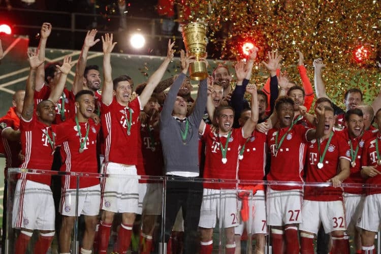 Der Bayerntrainer Pep Guardiola hält den DFB-Pokal nach einem spannenden Pokalfinale in die Berliner Luft. Bayern gewinnt im Elfmeterschießen mit 4:3 am 21.Mai 2016.  AFP PHOTO / ODD ANDERSEN