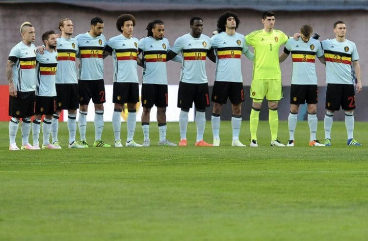 Belgiens Nationalspielerwährend der Gedenkminute nach den Terroranschlägen in Brüssel vor dem Länderspiel gegen Portugal am 29.März 2016. / AFP / FRANCISCO LEONG