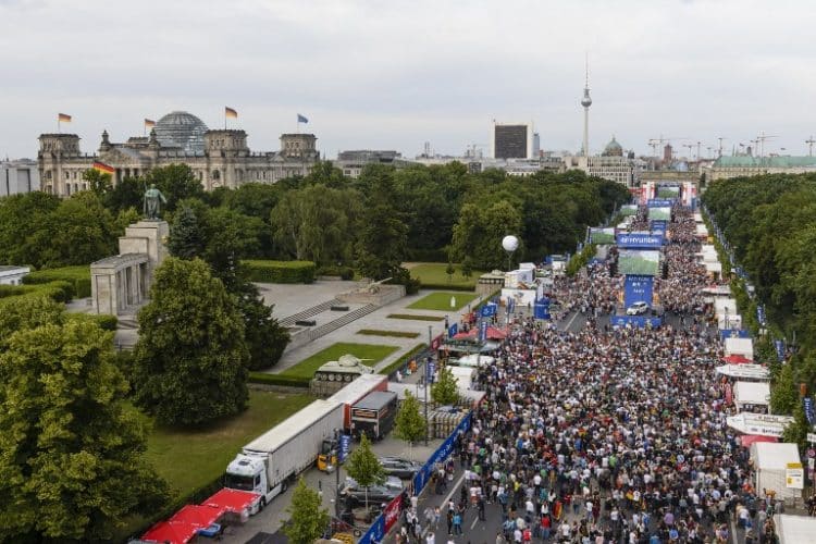 Die deutschen Fußballfans vor dem Brandenburger Tor zur Fußball WM 2014. AFP PHOTO / CLEMENS BILAN
