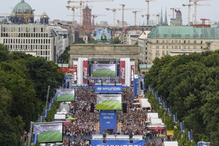 Deutschland-Fans vor dem Brandenburger Tor in Berlin am 16. Juni 2014 beim Public Viewing bei der FIFA Fußball-Weltmeisterschaft 2014. AFP PHOTO / CLEMENS BILAN 