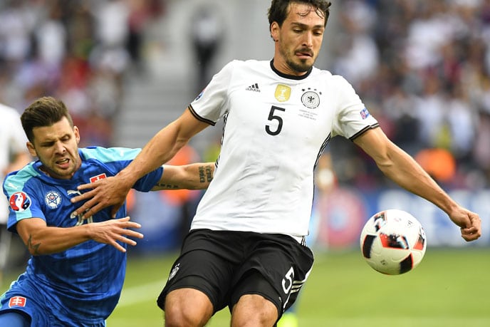 Mats Hummels beim EM 2016 Vorrundenspiel gegen die Slowakei. / AFP PHOTO / Joe KLAMAR