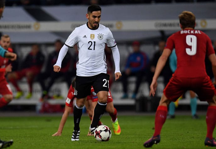 Ilkay Gündogan im 2016er DFB-Trikot in der WM 2018 Qualifikation gegen die Tschechiche Republik. (Foto AFP)
