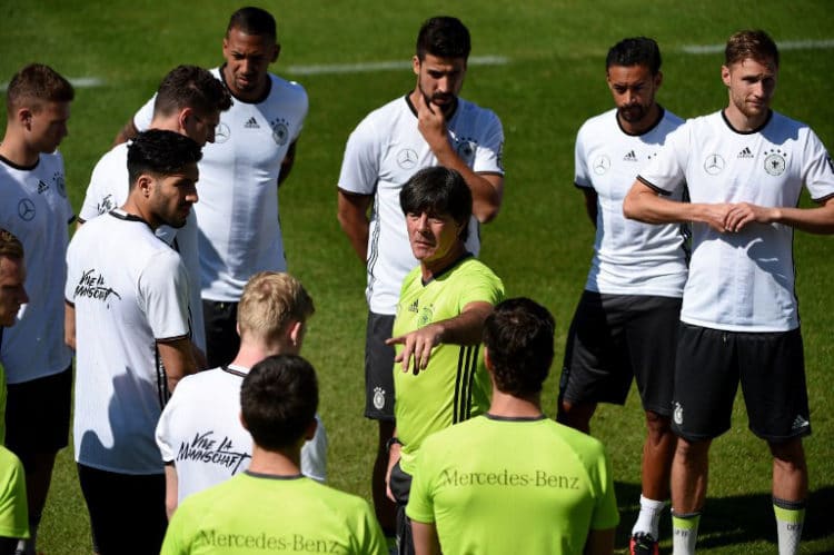 Bundestrainer Joachim Löw im Kreis seiner Nationalspieler im EM-Trainingslager in Ascona. am 26.Mai 2016 / AFP PHOTO / PATRIK STOLLARZ