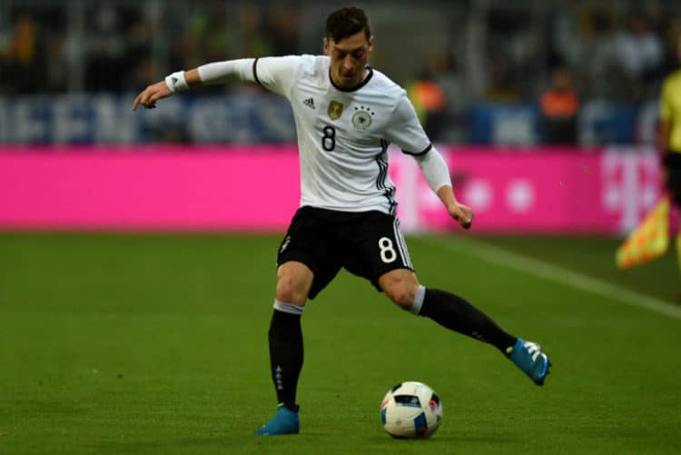 DFB-Spieler Mesut Özil am Ball während des Freundschaftsspiel Deutschland gegen Italien in München am 29.März.2016 / AFP / PATRIK STOLLARZ