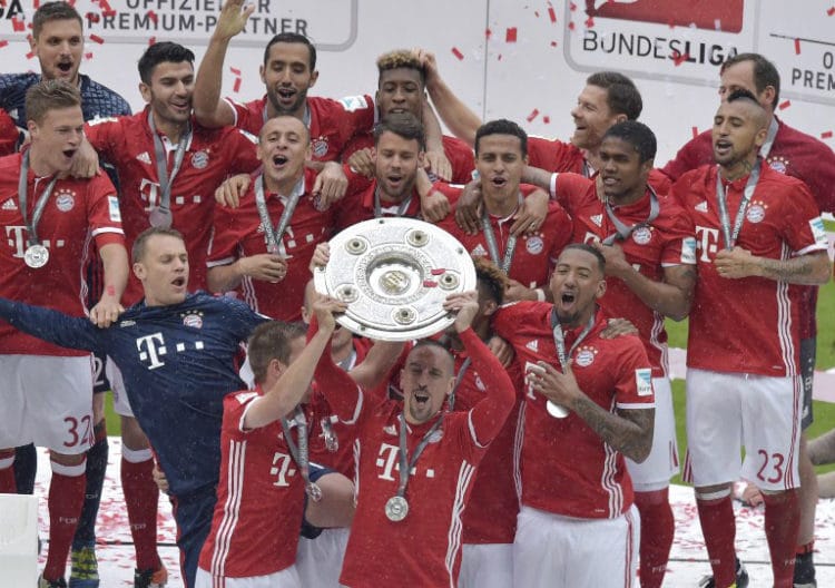 Zum vierten Mal in Folge gewinnt der FC bayern München die deutsche Meisterschaft und bekommt am 14.Mai 2016 die Meisterschale. Gespielt wurde im neuen Bayern Trikot 2016./ AFP PHOTO / GUENTER SCHIFFMANN