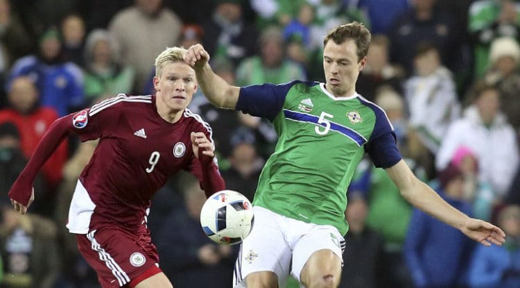 Jonny Evans (R) im neuen Heimtrikot von Nordirland am 13.November 13, 2015.  AFP PHOTO / PAUL FAITH / AFP / PAUL FAITH