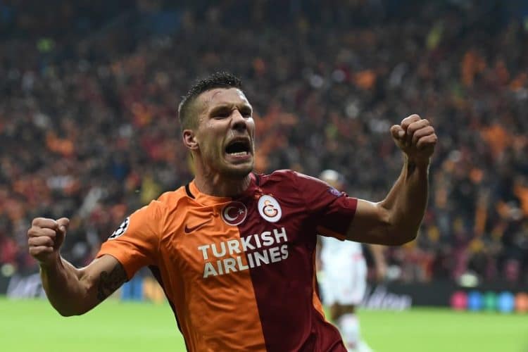 Weltmeister Lukas Podolski hat seinen türkischen Arbeitgeber Galatasaray Istanbul zum Pokalsieg geköpft.. AFP PHOTO / OZAN KOSE
