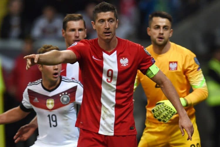Polens Robert Lewandowski in der EM 2016 Qualifikation gegen Deutschland. AFP PHOTO / PATRIK STOLLARZ