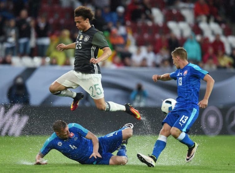 Fußball heute: DFB-Kader für die EM 2016 - Leroy Sane beim Länderspiel gegen die Slowakei am 29.5.2016 in Augsburg. Kann er sich Hoffnungen machen auf ein Ticket zur EM 2016? AFP PHOTO / CHRISTOF STACHE