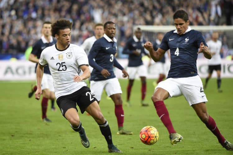 Leroy Sane (L) gegen den Franzosen Raphael Varane beim Testspiel gegen Frankreich am 13.11.2015 in Paris. AFP PHOTO / MIGUEL MEDINA / AFP / MIGUEL MEDINA