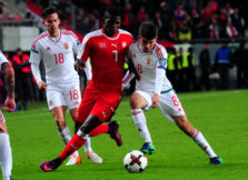 Der Schweizer Breel Embolo (Linkls) gegen Ungarns Adam Nagy (R)