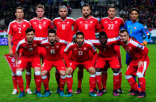 Die Schweizer Nationalmannschaft: Admir Mehmedi, Blerim Dzemaili, Ricardo Rodríguez, Breel Embolo, Xherdan Shaqiri (L-R,top) Captain Stephan Lichtsteiner, Nico Elvedi, Valon Behrami, Haris Seferovic, Fabian Schär und Torwart Yann Sommer bor dem WM-Quali-Spiel gegen Ungarn am 7.Oktober 2016. / AFP PHOTO / ATTILA KISBENEDEK