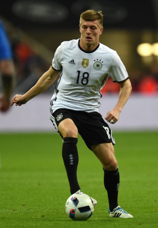 DFB-Spieler Toni Kroos am Ball während des Freundschaftsspiel Deutschland gegen Italien(4-1) in München am 29.März.2016 / AFP / PATRIK STOLLARZ / AFP / PATRIK STOLLARZ