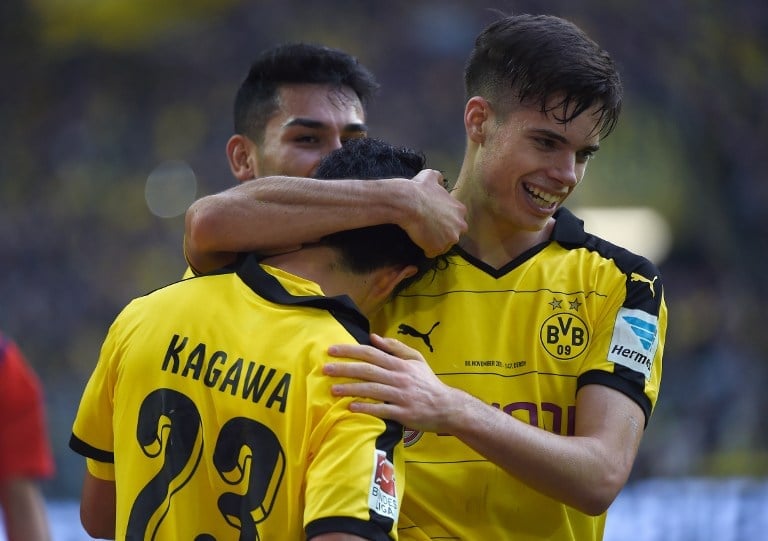 Shinji Kagawa (L) zählt wohl zu den bekanntesten japanischen Fussballern aller Zeiten. Der Spielmacher von Borussia Dortmund ist auch in der Nationalmannschaft nicht wegzudenken. AFP PHOTO / PATRIK STOLLARZ