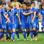 Islands Spieler feiern das 2:1 in ihrem wichtigsten Spiel ihres Lebens im Em-Achtelfinale gegen England! / AFP PHOTO / BERTRAND LANGLOIS