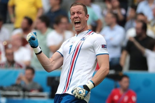 Island Torwart Hannes Thor Halldorsson gegen Österreich im Stade de France stadium in Saint-Denis,am 22.Juni 2016. / AFP PHOTO / KENZO TRIBOUILLARD
