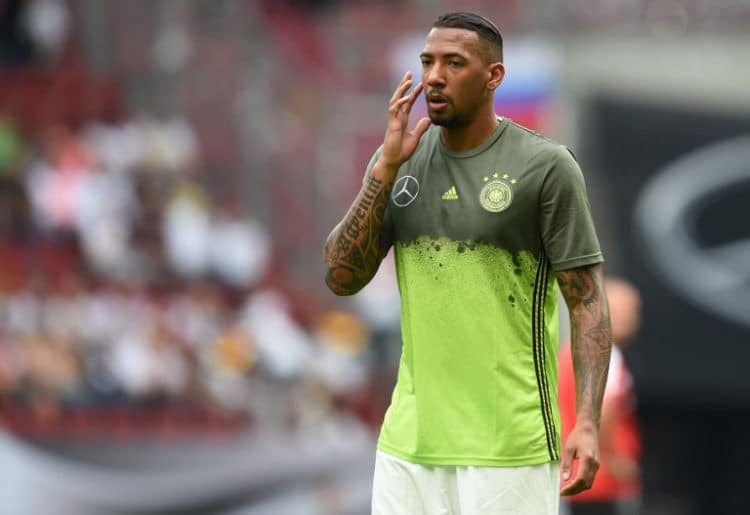Er will auch Europameister 2016 werden: DFB-Verteidiger Jerome Boateng beim Aufwärmen vor dem Länderspiel gegen Slowakei in Augsburg. / AFP PHOTO / CHRISTOF STACHE
