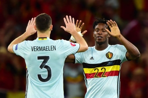 Belgiens Michy Batshuayi (R) feiert mit Thomas Vermaelen das 2:0 / AFP PHOTO / Attila KISBENEDEK