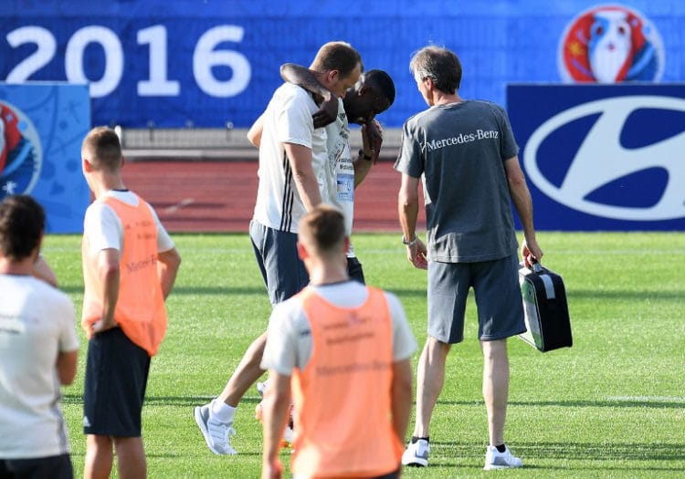 Abwehrspieler Antonio Rüdiger beim 1.Training im EM-Quartier in Evian-les-Bains - das ist das EM-Aus für ihn! / AFP PHOTO / PATRIK STOLLARZ