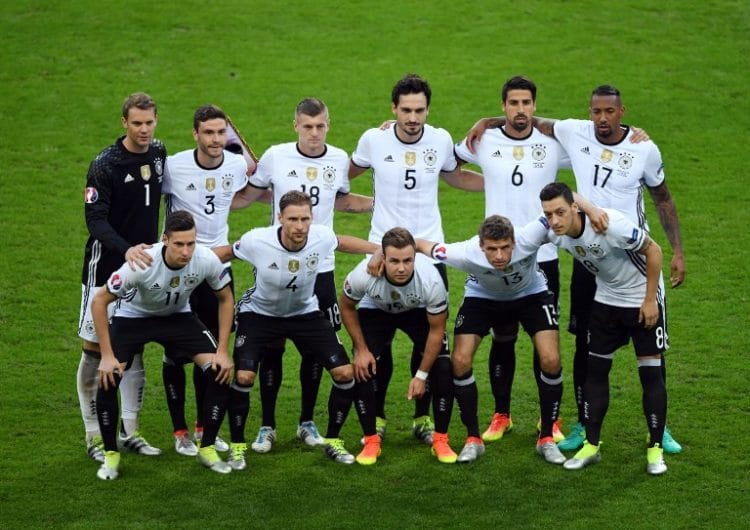 The Germany team (Top Row L-R) Germany's goalkeeper Manuel Neuer, Germany's defender Jonas Hector, Germany's midfielder Toni Kroos, Germany's defender Mats Hummels, Germany's midfielder Sami Khedira, Germany's defender Jerome Boateng (Bottom Row L-R) Germany's midfielder Julian Draxler, Germany's defender Benedikt Hoewedes, Germany's forward Mario Goetze, Germany's midfielder Thomas Mueller, Germany's midfielder Mesut Oezil pose for a team picture ahead of the start of the Euro 2016 group C football match between Germany and Poland at the Stade de France stadium in Saint-Denis near Paris on June 16, 2016. / AFP PHOTO / FRANCISCO LEONG