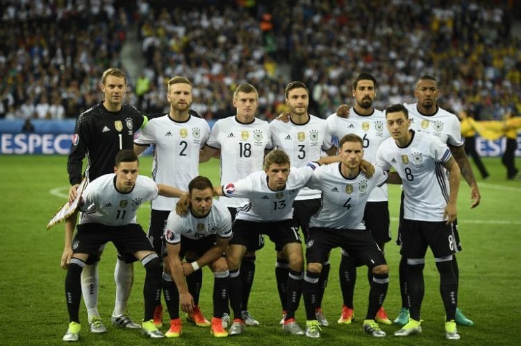 Germany's squad (back L-R) goalkeeper Manuel Neuer, defender Shkodran Mustafi, midfielder Toni Kroos, defender Jonas Hector, midfielder Sami Khedira, defender Jerome Boateng, (L-R) midfielder Julian Draxler, forward Mario Goetze, midfielder Thomas Mueller, defender Benedikt Hoewedes and midfielder Mesut Oezil pose for a group picture ahead of the Euro 2016 group C football match between Germany and Ukraine at the Stade Pierre Mauroy in Villeneuve-d'Ascq near Lille on June 12, 2016. / AFP PHOTO / MARTIN BUREAU