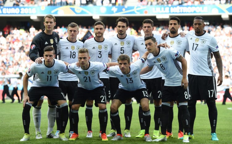 Die deutsche Startelf gegen die Slowakei / AFP PHOTO / PATRIK STOLLARZ