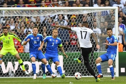 Jerome Boateng erzielt das 2:0 gegen die Slowakei. / AFP PHOTO / Joe KLAMAR