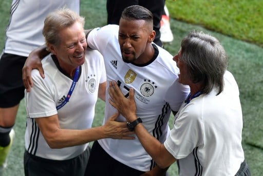 Jerome Boateng bejubelt sein 1:0 gegen die Slowakei und dankt Dr. Müller-Wohlfahrt, die ihn die Woche fit machte. / AFP PHOTO / DENIS CHARLET