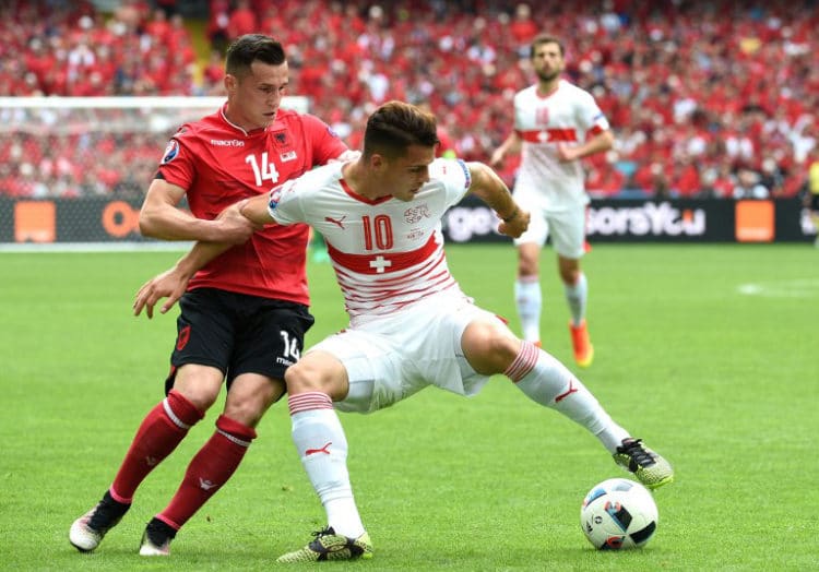 Der Schweizer Granit Xhaka (R) und sein Bruder Taulant Xhaka (L) beim Vorrundenspiel in Bollaert-Delelis Stadium in Lens am 11.June 2016. / AFP PHOTO / FRANCOIS LO PRESTI