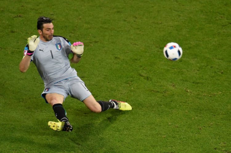 Italiens Torwart Gianluigi Buffon rettet einmal mehr für sein Team. / AFP PHOTO / JEAN-PHILIPPE KSIAZEK
