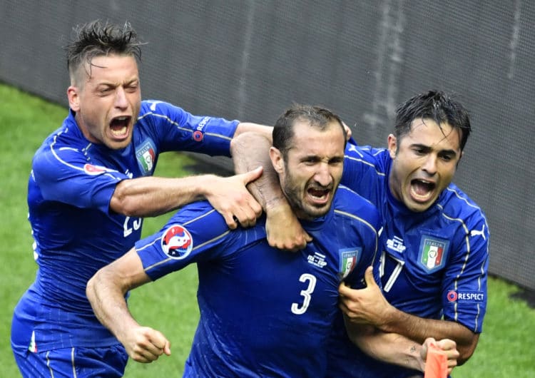 Giorgio Chiellini (C) jubelt sein Tor zum 1:0 gegen Spanien mit Emanuele Giaccherini (L) und Citadin Martins Eder / AFP PHOTO / PHILIPPE LOPEZ