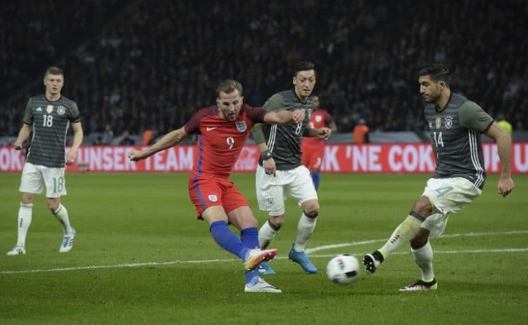 England's Stürmer Harry Kane (2L)beim Länderspiel im März gegen Deutschland / AFP / TOBIAS SCHWARZ