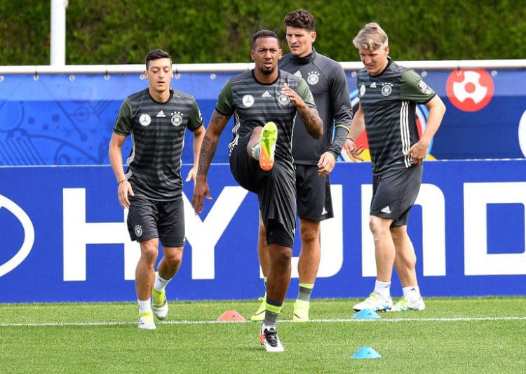 Mesut Özil, Jerome Boateng, Mario Gomez und Bastian Schweinsteiger im Training in Evian-les-Bains. / AFP PHOTO / PATRIK STOLLARZ