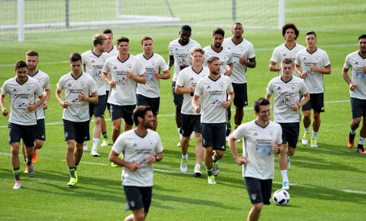 Die deutsche Fußballnationalmannschaft im EM-Quartier in Evian-les-Bains. / AFP PHOTO / PATRIK STOLLARZ