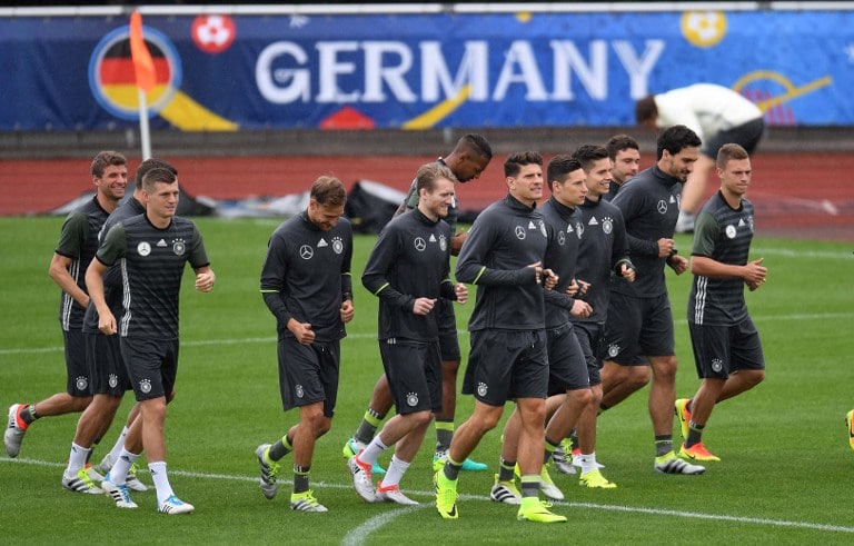 DFB Pressekonferenz Liveticker heute ab 15:45 Uhr im n-tv Livestream - adidas stellt weiter ...