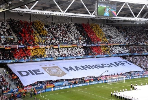 Die deutschen Fans mit ihrer Fanchoreographie im Pierre-Mauroy stadium in Villeneuve-d'Ascq bei Lille  / AFP PHOTO / DENIS CHARLET