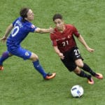 Kroatiens Luka Modric (L) im Kampf um den Ball mit dem Türken Emre Mor bei der EM 2016. AUch in der WM Quali 2018 kämpfen beide Teams in einer Gruppe um die ersten Plätze. / AFP PHOTO / PHILIPPE LOPEZ