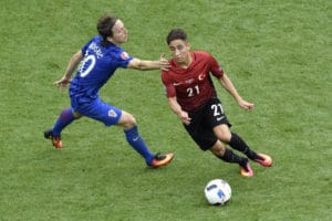 Kroatiens Luka Modric (L) im Kampf um den Ball mit dem Türken Emre Mor bei der EM 2016. AUch in der WM Quali 2018 kämpfen beide Teams in einer Gruppe um die ersten Plätze. / AFP PHOTO / PHILIPPE LOPEZ