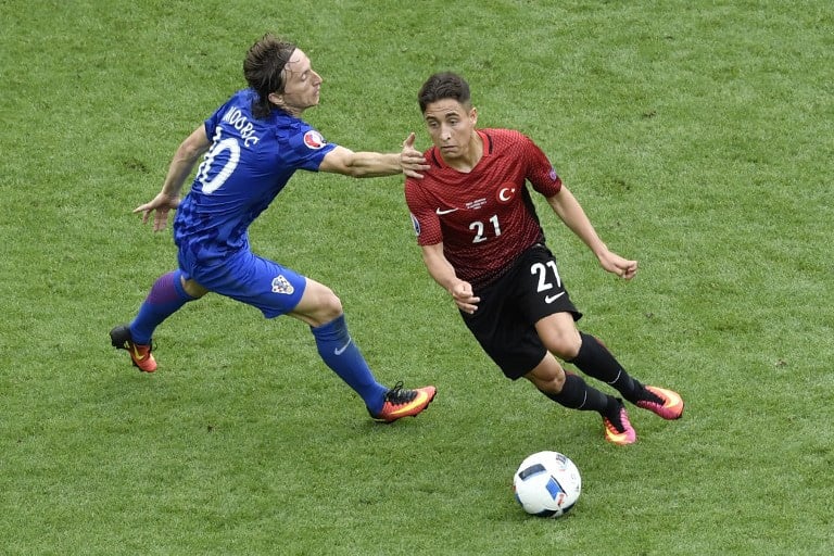 Kroatiens Luka Modric (L) im Kampf um den Ball mit dem Türken Emre More / AFP PHOTO / PHILIPPE LOPEZ