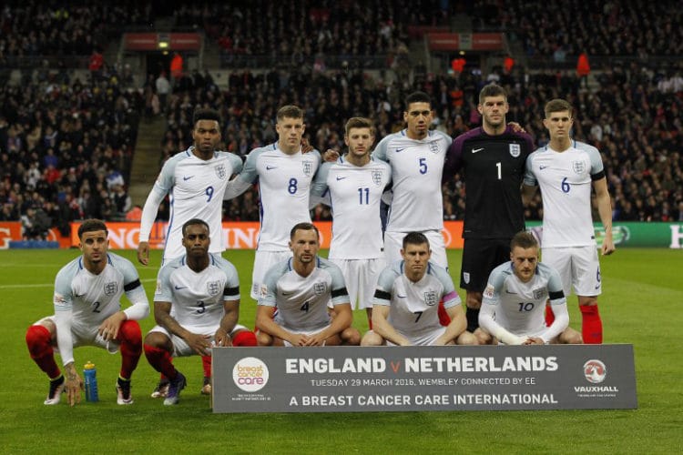 Die englische Fußballnationalmannschaft am 29.März 2016 gegen die Niederlande im neuen Heimtrikot zur EM 2016. (AFP PHOTO / Ian Kington)