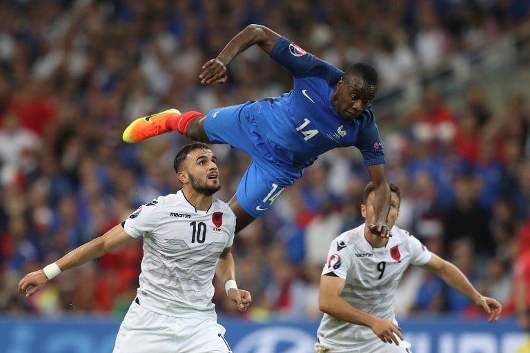 Frankreichs Mittelfeldspieler Blaise Matuidi im Luftkampf mit Armando Sadiku (L) beim Vorrundenspiel im Velodrome stadium in Marseille am 15.Juni 2016. / AFP PHOTO / Valery HACHE