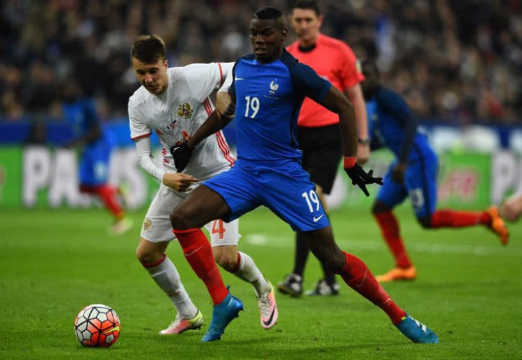 Frankreichs Mittelfeldspieler Paul Pogba im Zweikampf mit dem russichen Sergei Ignashevich beim Länderspiel Frankreich gegen Russland am 29.März 2016. Das blaue Heimtrikot kommt von nike. AFP PHOTO / FRANCK FIFE / AFP / FRANCK FIFE