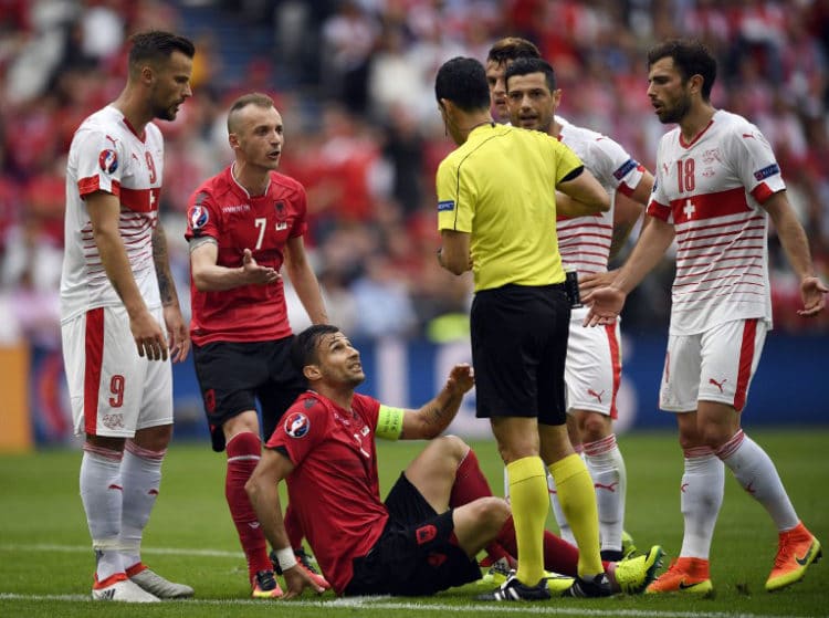 Albaniens Cana bekommt die Gelb-Rote  / AFP PHOTO / MARTIN BUREAU