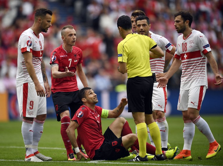 Albaniens Cana bekommt die Gelb-Rote / AFP PHOTO / MARTIN BUREAU