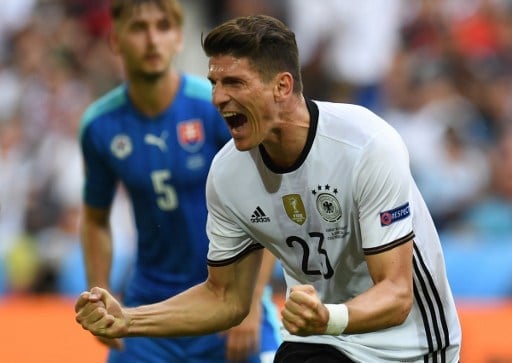 Mario Gomez erzielt sein 2.Tor beid er Em 2016 und sein 5.Tor bei einer Fußball-Europameisterschaft./ AFP PHOTO / PATRIK STOLLARZ