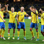 Schwedens Spieler feiern den Sieg gegen Frankreich in der WM 2018 Qualifikation am 9.Juni 2017 in Solna, Schweden. AFP PHOTO / FRANCK FIFE