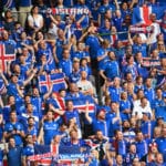 Die isländischen Fans feiern ihre Mannschaft! Wird Island noch ein Spiel bei dieser EM spielen? / AFP PHOTO / ANNE-CHRISTINE POUJOULAT