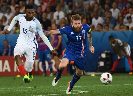 Islands Aron Gunnarsson (R) und England's Daniel Sturridge im Kampf ums EM-Viertelfinale. ANNE-CHRISTINE POUJOULAT / AFP